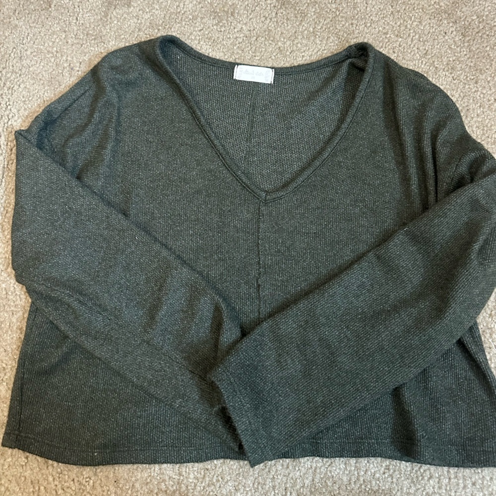 Dark green cropped long sleeve shirt